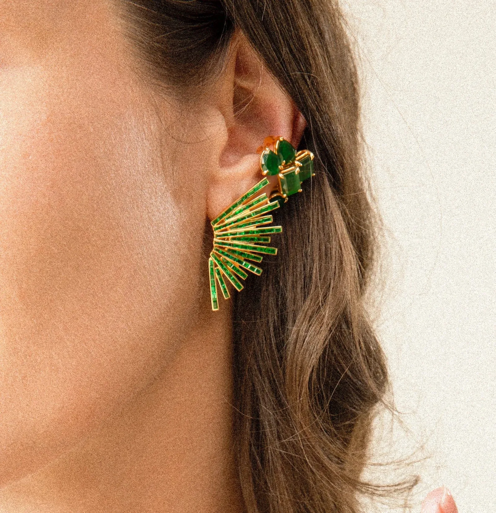 18K YELLOW GOLD WITH

EMERALD EARRING

18K YG: 3.69 EM: 3.7/ HEAR048
