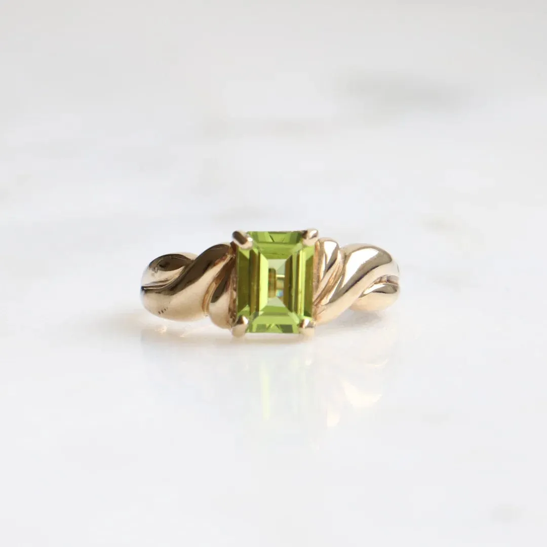 9CT GOLD EMERALD CUT PERIDOT RING ASC4978