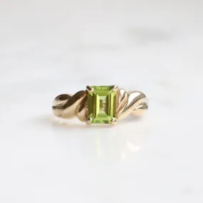9CT GOLD EMERALD CUT PERIDOT RING ASC4978