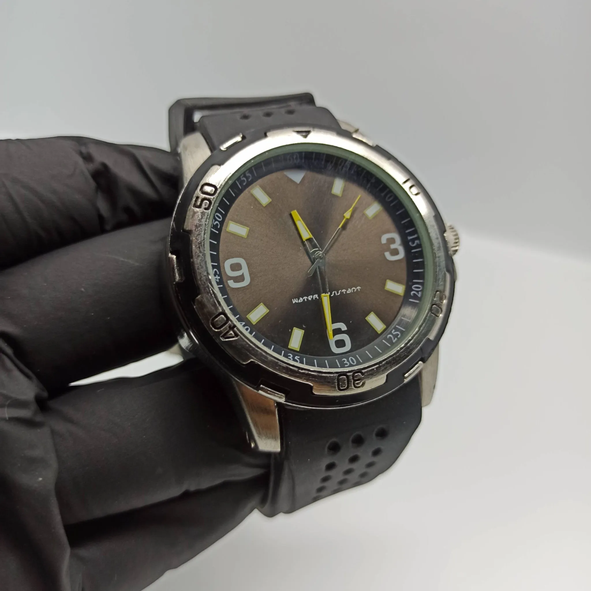 Sports Watch - Rubber Strap - Rotating Bezel - Pre-Owned - Quartz - 44mm - Men's Watch